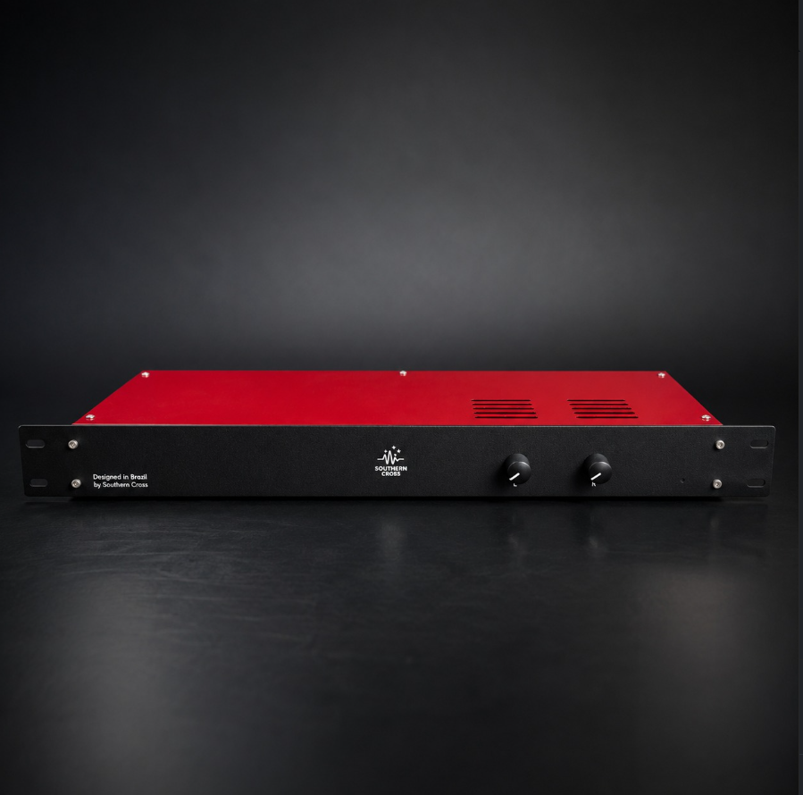 Amplificador RedCross em perspectiva frontal, com gabinete vermelho e painel preto