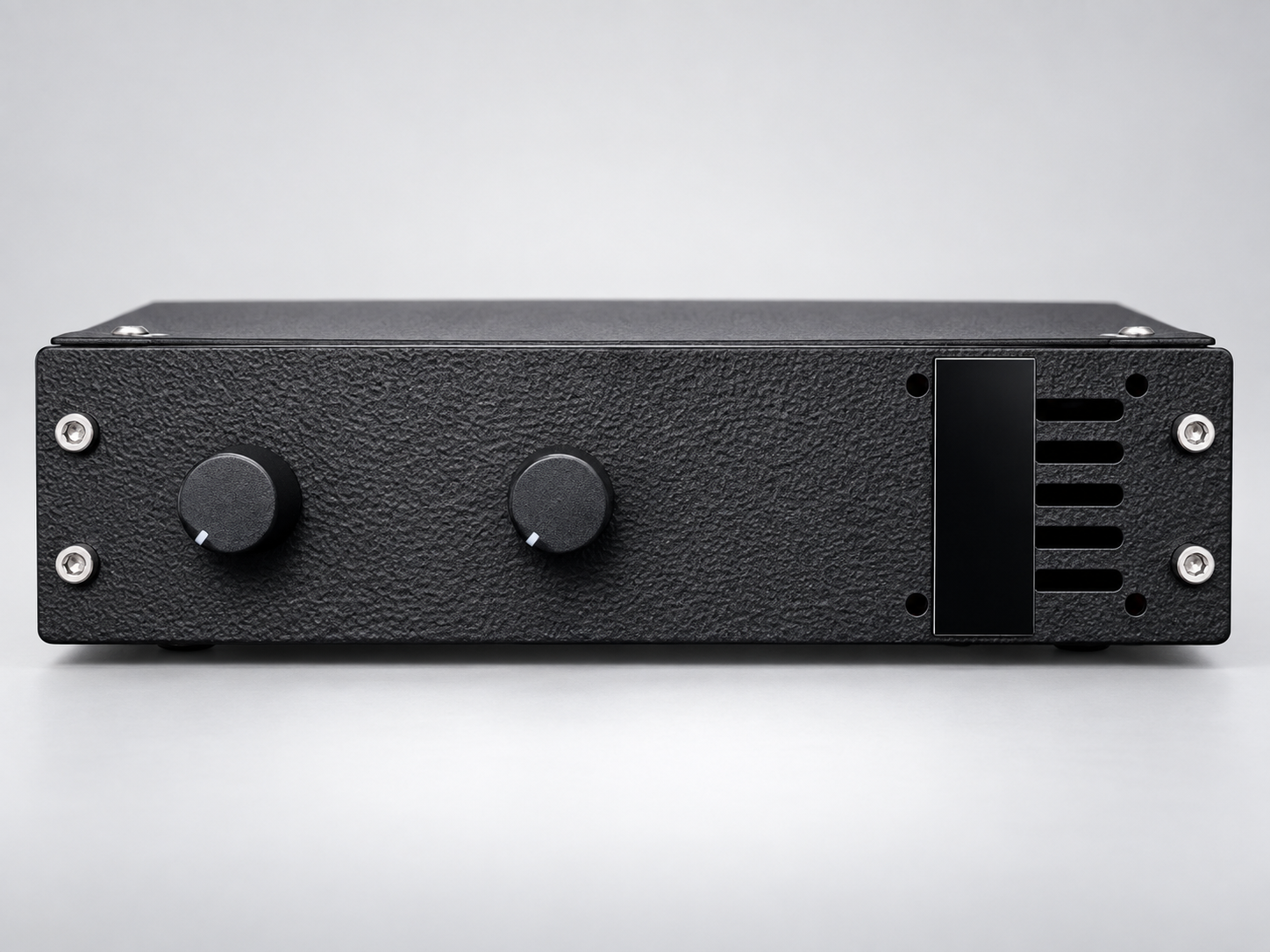Vista frontal do amplificador Bluetooth Southern Cross SPA-450, com dois controles e painel escuro